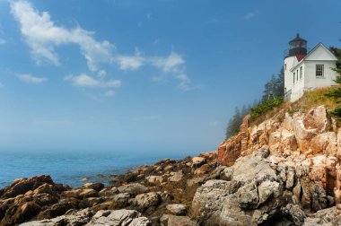 Acadia Ulusal Parkı, Maine, ABD 'deki Çöl Adası' ndaki Picturesque Bass Limanı fener istasyonu