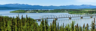 Alaska Otoyolu ve Nisutlin Körfezi Köprüsü Yukon bölgesinde Teslin Gölü boyunca, Kanada
