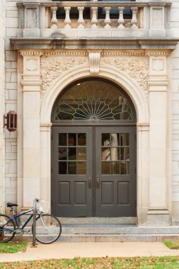 Gearhart Hall 'a giriş, eski adı Ozark Hall, Arkansas Üniversitesi kampüsü, ABD