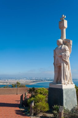 Juan Rodriguez Cabrillo heykeli Loma Point 'te ve San Diego, Kaliforniya panoramasında.