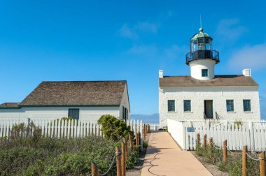 San Diego, Kaliforniya yakınlarındaki Cabrillo Ulusal Anıtı 'ndaki Old Point Loma deniz feneri, ABD
