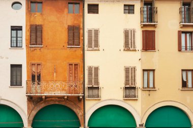 Mantua, İtalya 'da Piazza delle Erbe' de renkli evler