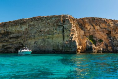 Malta kıyı şeridi boyunca ünlü Blue Grotto deniz mağaralarına tekne turu, Malta