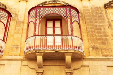 Malta 'nın eski başkenti Mdina' daki tarihi evin taş duvarında geleneksel Malta balkonları