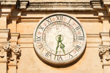 Tarihi Mdina, Malta 'daki Aziz Paul Katedrali' nin harap olmuş antika saati.