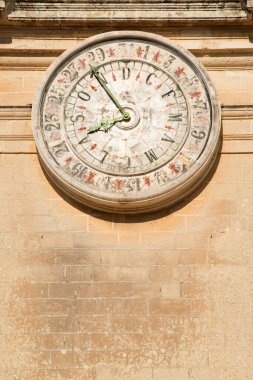 Tarihi Mdina, Malta 'daki Aziz Paul katedralinin ön cephesinde eşsiz bir takvim saati