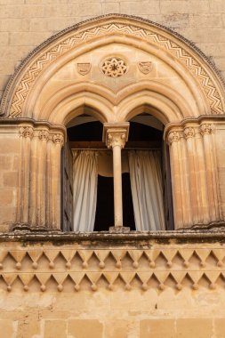 Malta 'nın eski başkenti Mdina' daki tarihi evde taş oymalarla süslenmiş bir balkon.