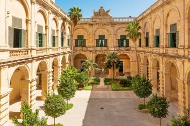 Malta Valletta şehir merkezindeki tarihi Grandmaster Sarayı 'nın Neptune Avlusu