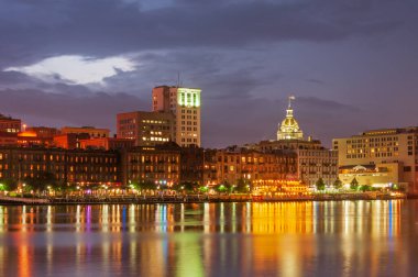 Alacakaranlıkta aydınlatılmış liman tarihi bölge manzarası, Savannah şehir merkezi, ABD