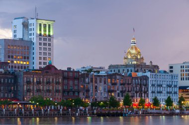 Alacakaranlıkta deniz kenarındaki tarihi bölge Savannah şehir merkezi, ABD