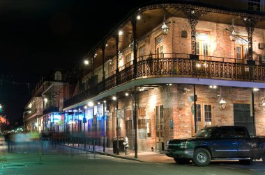 Bourbon Caddesi 'ndeki barlar ve barlar New Orleans, ABD' nin ünlü Fransız Mahallesi 'nin göbeğinde.