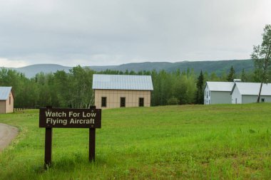 ABD 'nin Yukon nehri üzerindeki uzak Alaska köyü Eagle' daki Egbert Kalesi yakınlarında alçaktan uçan uçakların uyarı işareti