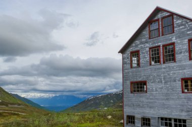 Alaska tarihinin en büyük altın madeni kamplarından biri olan Hatcher Geçidi 'ndeki Independence Maden Tarihi Parkı' ndaki tarihi yatakhaneler ve barakalar.