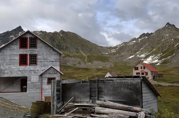 Alaska tarihinin en büyük altın madeni kamplarından biri olan Hatcher Geçidi 'ndeki Independence Maden Tarihi Parkı' ndaki tarihi yatakhaneler ve barakalar.