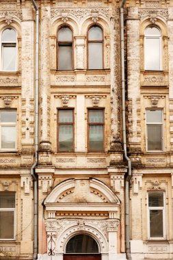Ukrayna 'nın Kiev kentindeki tarihi Podol (Podil) mahallesindeki tipik 1900' ler apartmanı