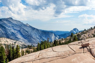 Tioga Yolu üzerindeki Olmsted Point 'ten Yosemite Ulusal Parkı' ndaki Granit dağlar ve Half Dome, ABD