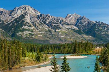 Kanada Banff Ulusal Parkı 'ndaki dağ sırasının oradaki Aquamarine Bow Nehri' nde tekne gezisi.