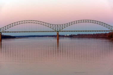 Hernando deSoto köprüsündeki I-40 karayolu Memphis, TN, ABD 'deki Mississippi nehrini geçiyor.