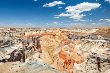 Navajo ve Hopi kabile topraklarındaki Kömür Madeni kanyonunun renkli jeolojik oluşumları, Arizona, ABD