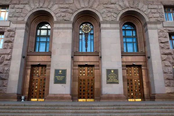 Ukrayna 'nın Kiev kentindeki Khreshhatyk (ana cadde) üzerinde sosyal gerçekçilik mimari tarzında inşa edilmiş belediye meclisi (belediye binası) binası