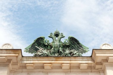Avusturya, Viyana 'daki Hofburg İmparatorluk Sarayı' nın çatısında çift başlı imparatorluk kartalı.