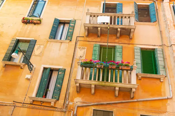 Renkli ahşap panjurlu düz pencereli tipik Venedik lacivert sıva evi, Venedik, İtalya