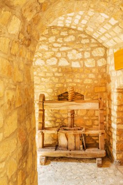 Şarap mahzeninde klasik ahşap şarap presi, Tokaj bölgesi, Macaristan