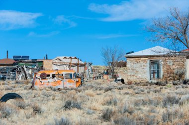 Amerika 'nın güneybatısındaki Amerikan Yerlilerinin ekonomik açıdan çökmüş bölgesinde paslı arabalar ve yıkılan evler.