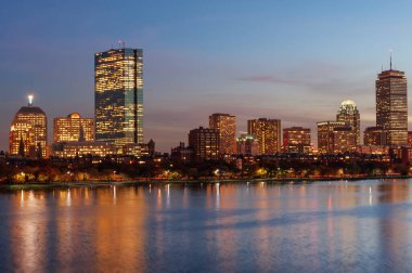 Varlıklı Back Bay mahallesi ufuk çizgisi ve Charles nehri geceleri, Boston, Massachusetts, ABD