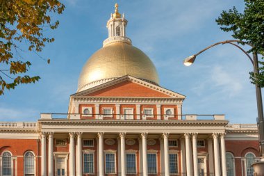 Massachusetts Eyalet Meclisi, eyalet başkenti ve Beacon caddesindeki Massachusetts Eyaleti 'nin tarihi merkezi, Boston, Massachusetts, ABD