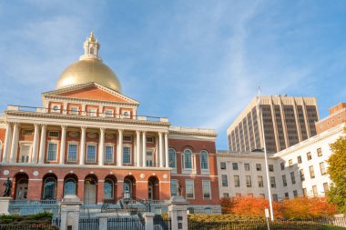 Massachusetts Eyalet Meclisi, eyalet başkenti ve Beacon caddesindeki Massachusetts Eyaleti 'nin tarihi merkezi, Boston, Massachusetts, ABD
