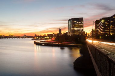 Cambridge, Massachusetts, ABD Memorial Drive 'da akşam trafiği