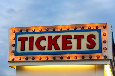 New England 'da alacakaranlıkta panayırda aydınlatılmış bilet gişesi tabelası