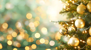 Güzel dekore edilmiş bir Noel ağacına yakın çekim. Parlak süsler ve ışıltılı ışıklarla süslenmiş. Bayram ruhunu yakalıyor..