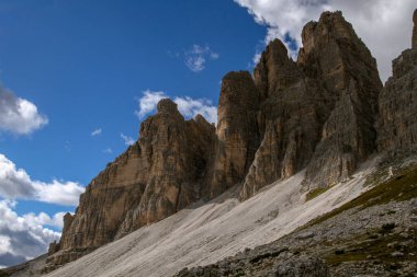 Dolomitler. Tre Cime di Lavaredo. Doğu Alplerinde dağ sırası. Massif İtalya 'nın kuzeydoğusunda yer almaktadır. Dolomitler turizm ve kış sporları için popüler bir alandır..