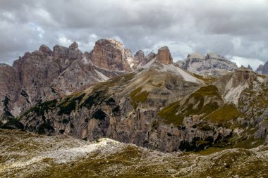 Dolomitler. Tre Cime di Lavaredo. Doğu Alplerinde dağ sırası. Massif İtalya 'nın kuzeydoğusunda yer almaktadır. Dolomitler turizm ve kış sporları için popüler bir alandır..