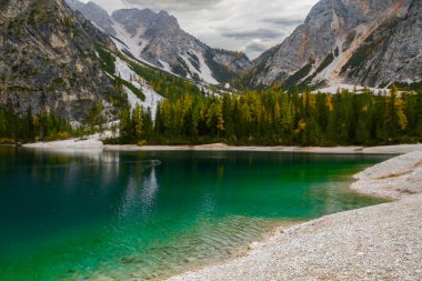 İtalya 'nın Dolomitleri' ndeki Braies Gölü. Alto Adige ili. Croda del Becco dağının eteklerinde 1500 metre yükseklikte ve Fanes Ulusal Parkı 'nın bir parçasıdır..