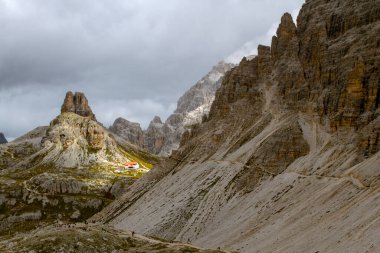 Dolomitler. Tre Cime di Lavaredo. Doğu Alplerinde dağ sırası. Massif İtalya 'nın kuzeydoğusunda yer almaktadır. Dolomitler turizm ve kış sporları için popüler bir alandır..