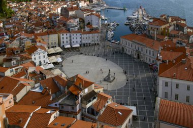 Piran Slovenya 'da bir tatil köyüdür. Adriyatik Denizi kıyısında küçük bir kasaba, Piran Körfezi tarafından yıkandı. Hırvatistan ve İtalya yakınlarında yer alıyor. Avrupa seyahati. Yukarıdan görünüm.