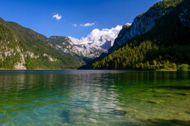 Gosausee Gölü 'nün şeffaf suyu. Avusturya, Salzkammergut 'taki Gosausee Gölü' nün berrak sularındaki dağların yansıması. Avrupa 'da turizm.