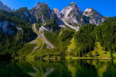 Gosausee Gölü 'nün şeffaf suyu. Avusturya, Salzkammergut 'taki Gosausee Gölü' nün berrak sularındaki dağların yansıması. Avrupa 'da turizm.