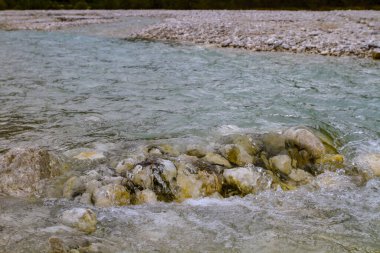 Slovenya. İki akarsu - Mala ve Velika Pisnica, birleşerek Triglav Ulusal Parkı 'nın merkez bölümünden akar..