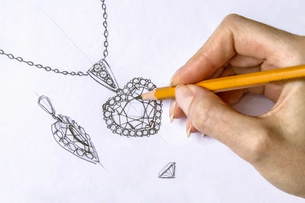 Mücevher Tasarımı Çizimi. Kağıda mücevher çiziyorum. Tasarım Stüdyosu. Yaratıcılık Fikirleri.