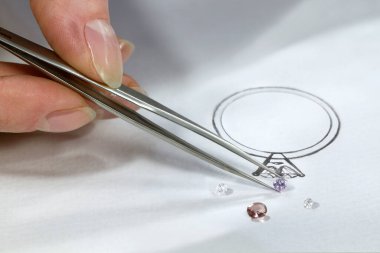 Bir kuyumcunun işi. Bir mücevher tasarımcısı mücevher taslakları geliştirir. Tasarım stüdyosu. Yaratıcı fikirler.