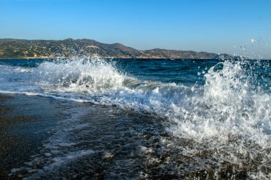 Plaj Yunanistan 'da güneşli bir günde, kumlu sahil ve mavi deniz. Sandy 'nin sahili. Yunanistan 'da tatiller. Yaz tatili. Rahatlama konsepti. Yunanistan Adası Girit. Avrupa seyahati.
