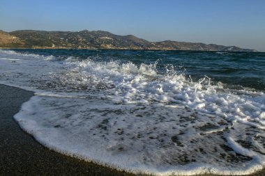  Kumsal kumsalı. Kumlu bir sahilde el salla. Arka plan için su manzarası. Doğa konsepti yumuşak odaklanma. Dalga hareketi.