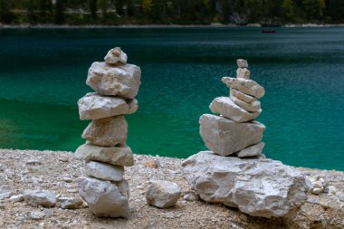 Taş piramitleri. Farklı boyutlarda taşlardan yapılmış yapay yapılar üst üste yerleştirilmiş. Küçük, büyük, tek ve çok sayıda. Geçitlerde, dağ zirvelerinde, kutsal yerlerde ya da güç merkezlerinde. Tırmanışçılar onları yol noktası olarak bırakır..
