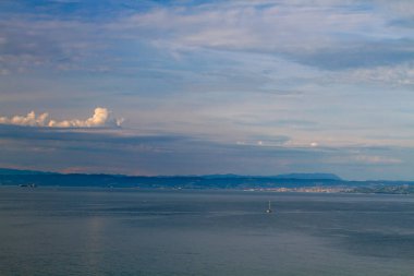 Bulutlu panoramik güzel deniz manzarası. Mavi deniz. Çevre, seyahat ve doğa kavramı.