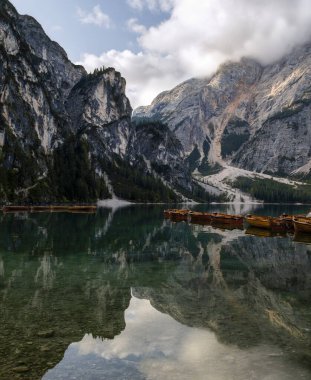 Braies Gölü Neboli Pragser Wildsee, Dolomitler 'in en güzel göllerinden biri olan Jin Tirolsko' nun İtalyan bölgesinde yer alan bir göldür. 1,496 metre yükseklikte. Gori Croda del Becco 'nun çöküşünden kaynaklanıyor. İtalya. Turizm konsepti.