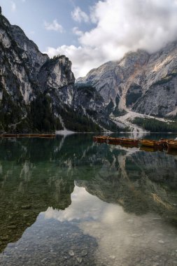 Braies Gölü Neboli Pragser Wildsee, Dolomitler 'in en güzel göllerinden biri olan Jin Tirolsko' nun İtalyan bölgesinde yer alan bir göldür. 1,496 metre yükseklikte. Gori Croda del Becco 'nun çöküşünden kaynaklanıyor. İtalya. Turizm konsepti.